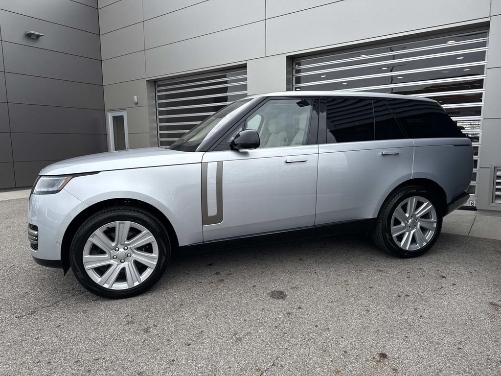 Certified Used 2023 Hakuba Silver Metallic Land Rover SE image 3