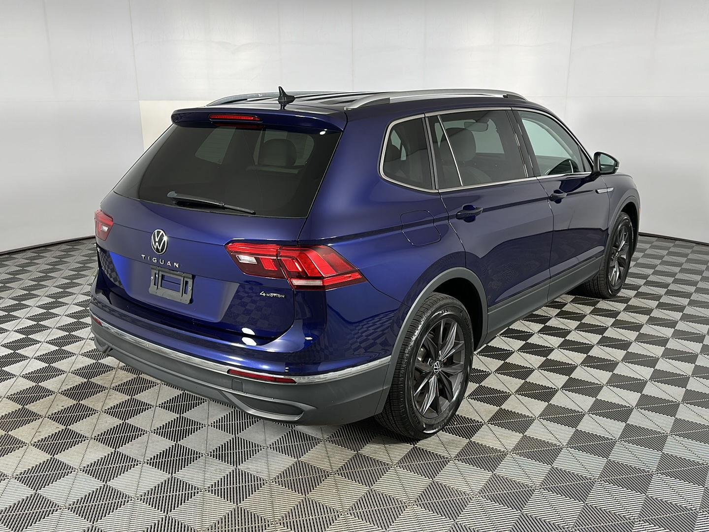 Used 2022 Atlantic Blue Metallic Volkswagen SE image 8