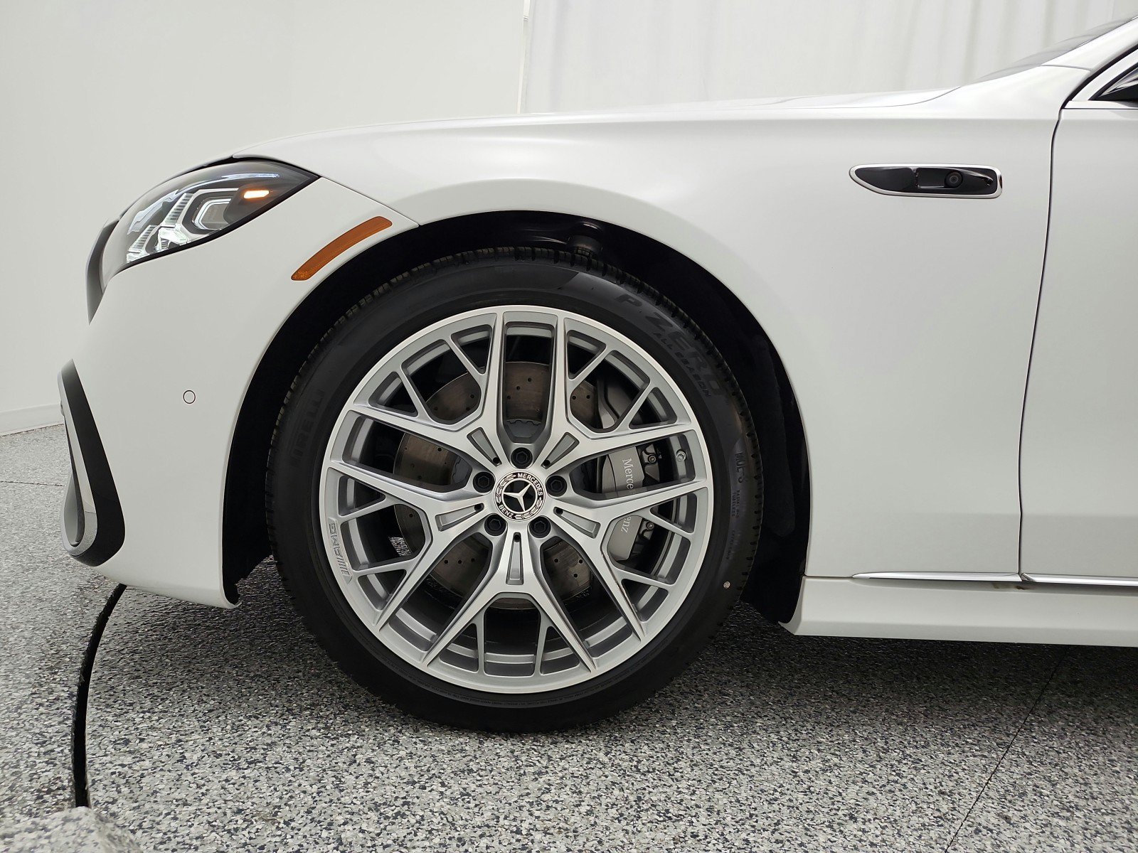 New 2027 MANUFAKTUR Moonlight White Metallic Mercedes-Benz S 580 4MATIC® Sedan image 34