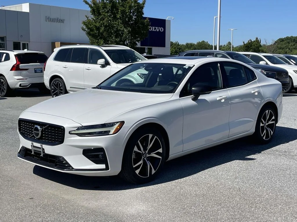 Used 2024 Crystal White Metallic Volvo Core Dark Theme image 23