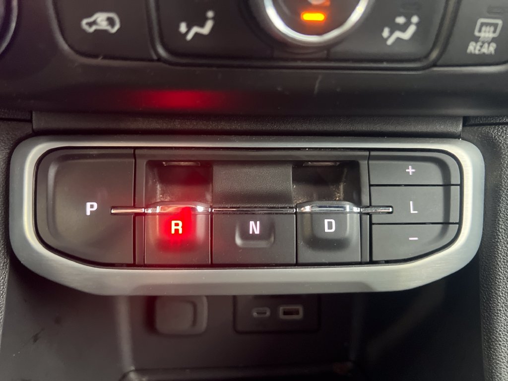 Used 2022 White GMC SLT image 20