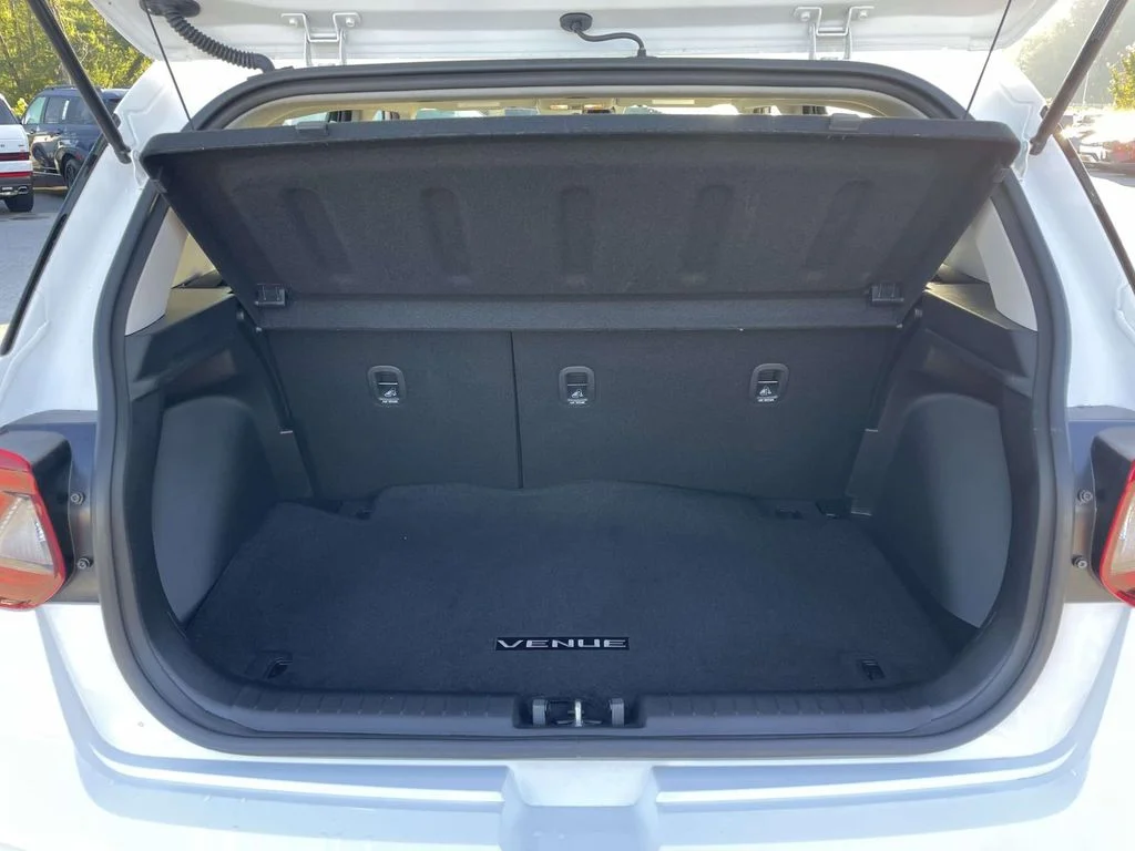 Used 2026 Lunar White Hyundai SEL image 32