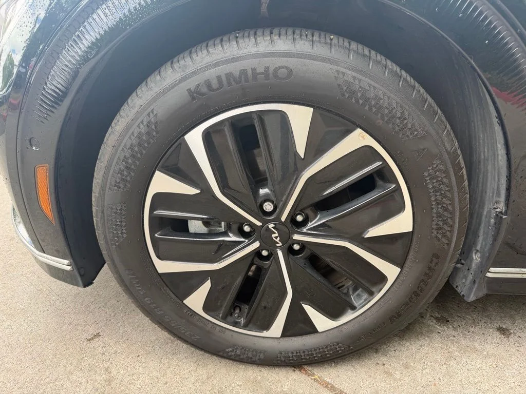 Certified Used 2024 Aurora Black Pearl Kia Wind image 10