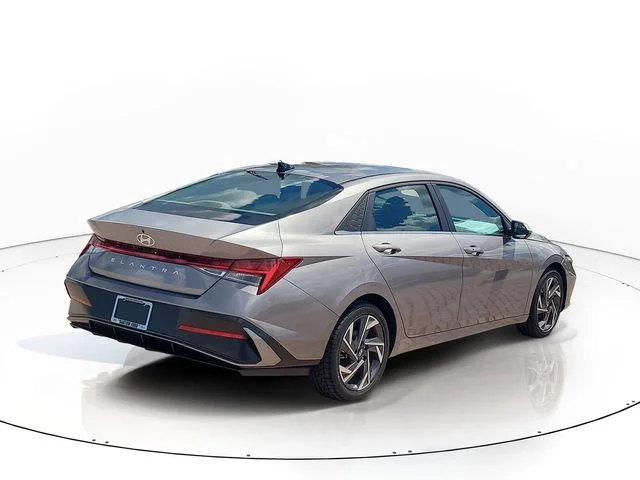Used 2025  Hyundai SEL Convenience image 5