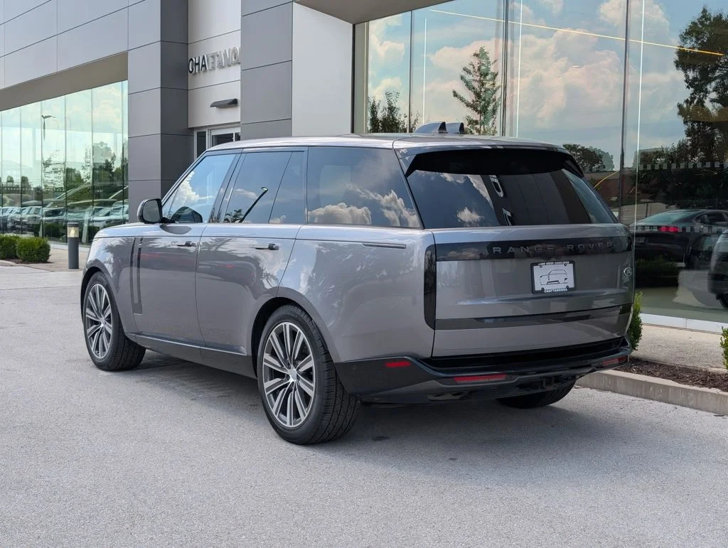 New 2023 Eiger Grey Land Rover SE image 3