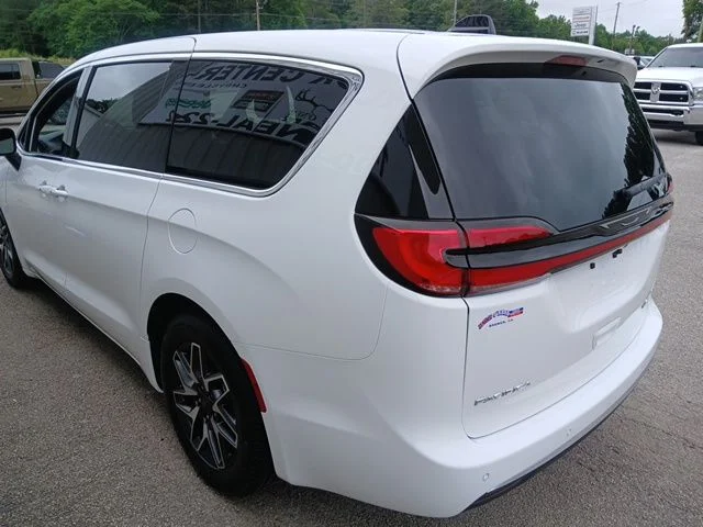 New 2027 Bright White Clear-Coat Exterior Paint Chrysler Limited image 6