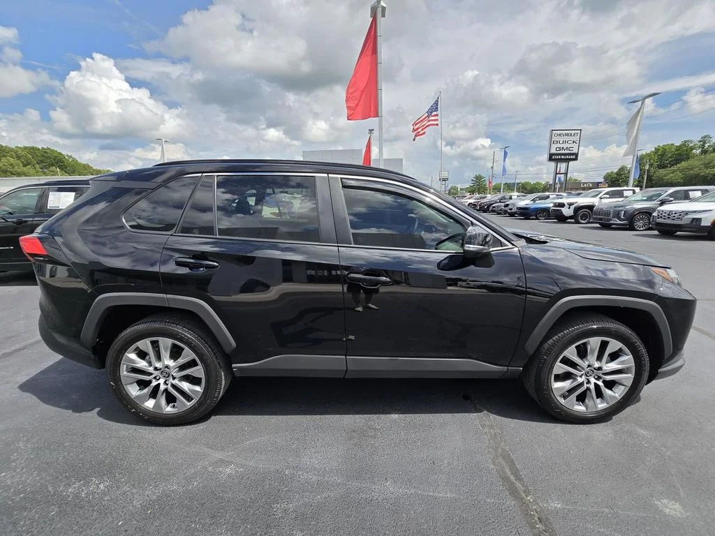 Used 2022 Midnight Black Metallic Toyota XLE Premium image 4