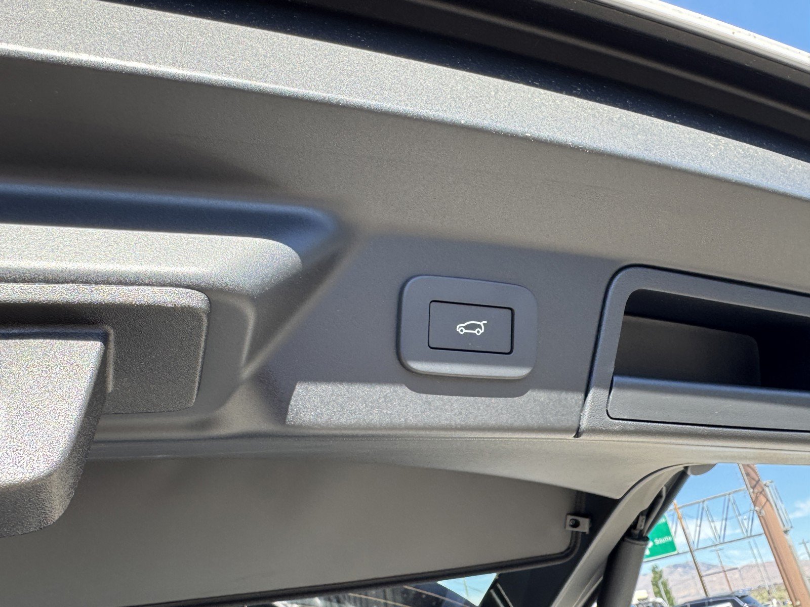 New 2026 Ostuni Pearl White Land Rover Dynamic SE image 10