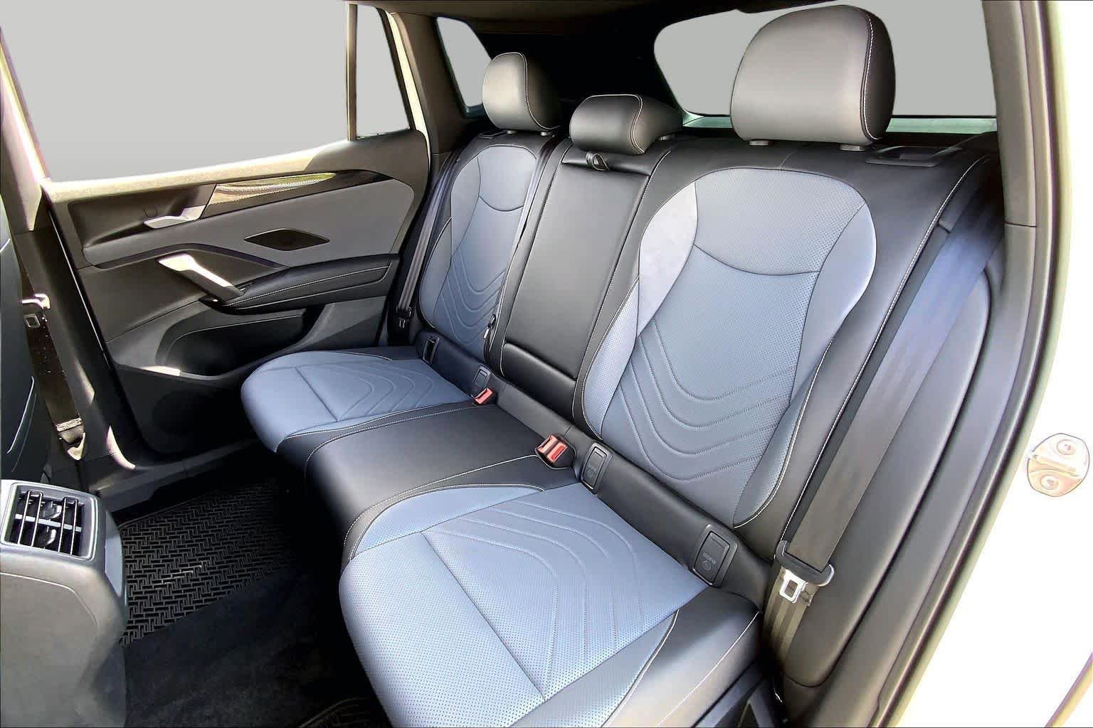 Used 2025  Deep Black Roof Volkswagen SE R-Line Black image 20