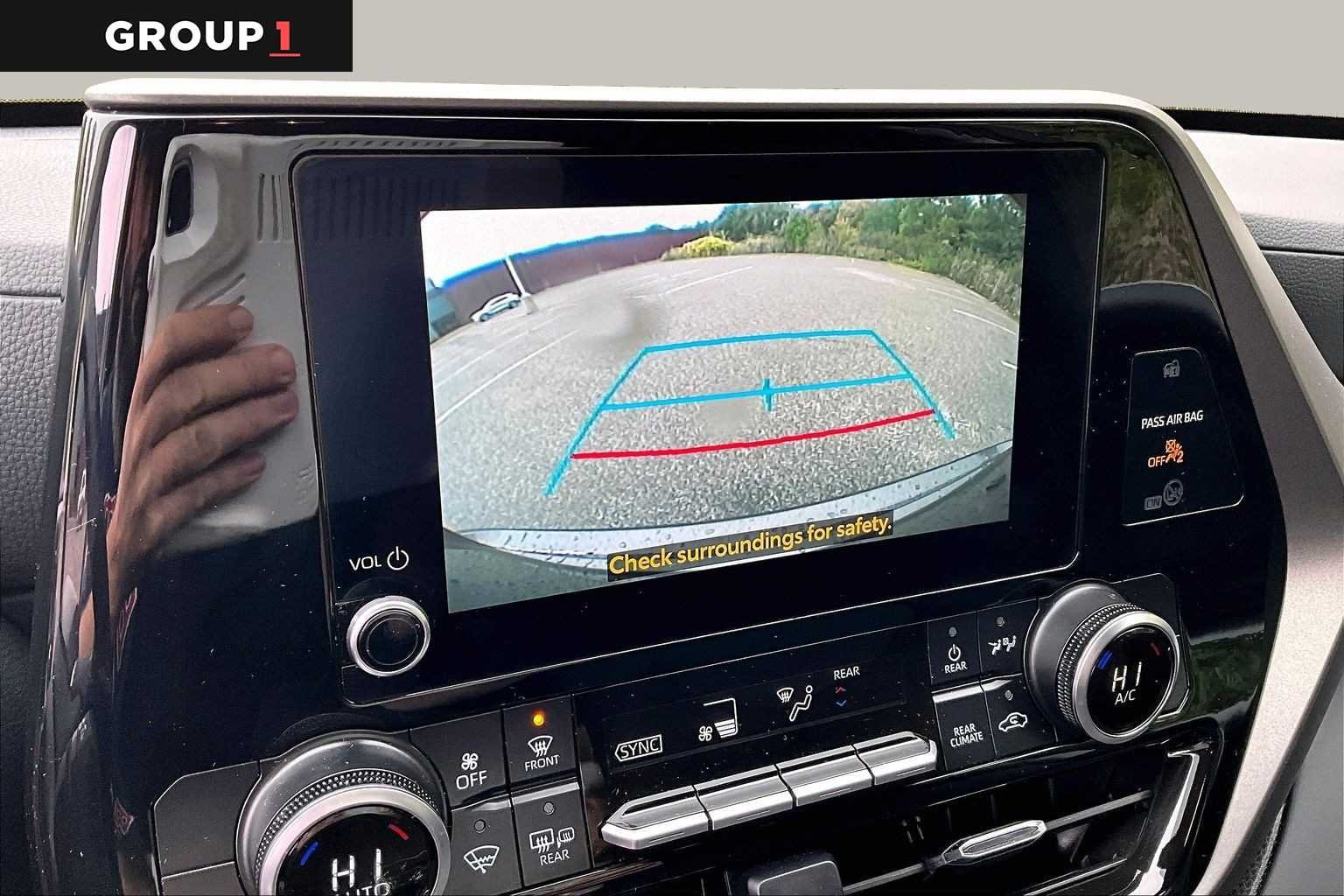 2025 Toyota Highlander LE - Photo 29
