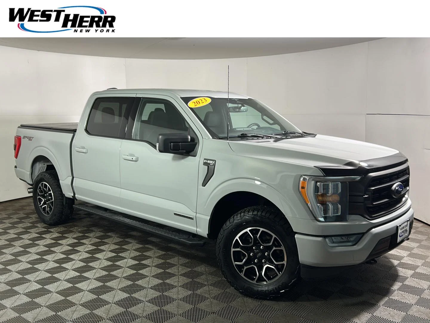 Used 2023 Avalanche Gray Ford XLT image 1