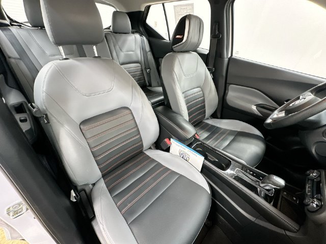 Used 2022 White Nissan SR image 25