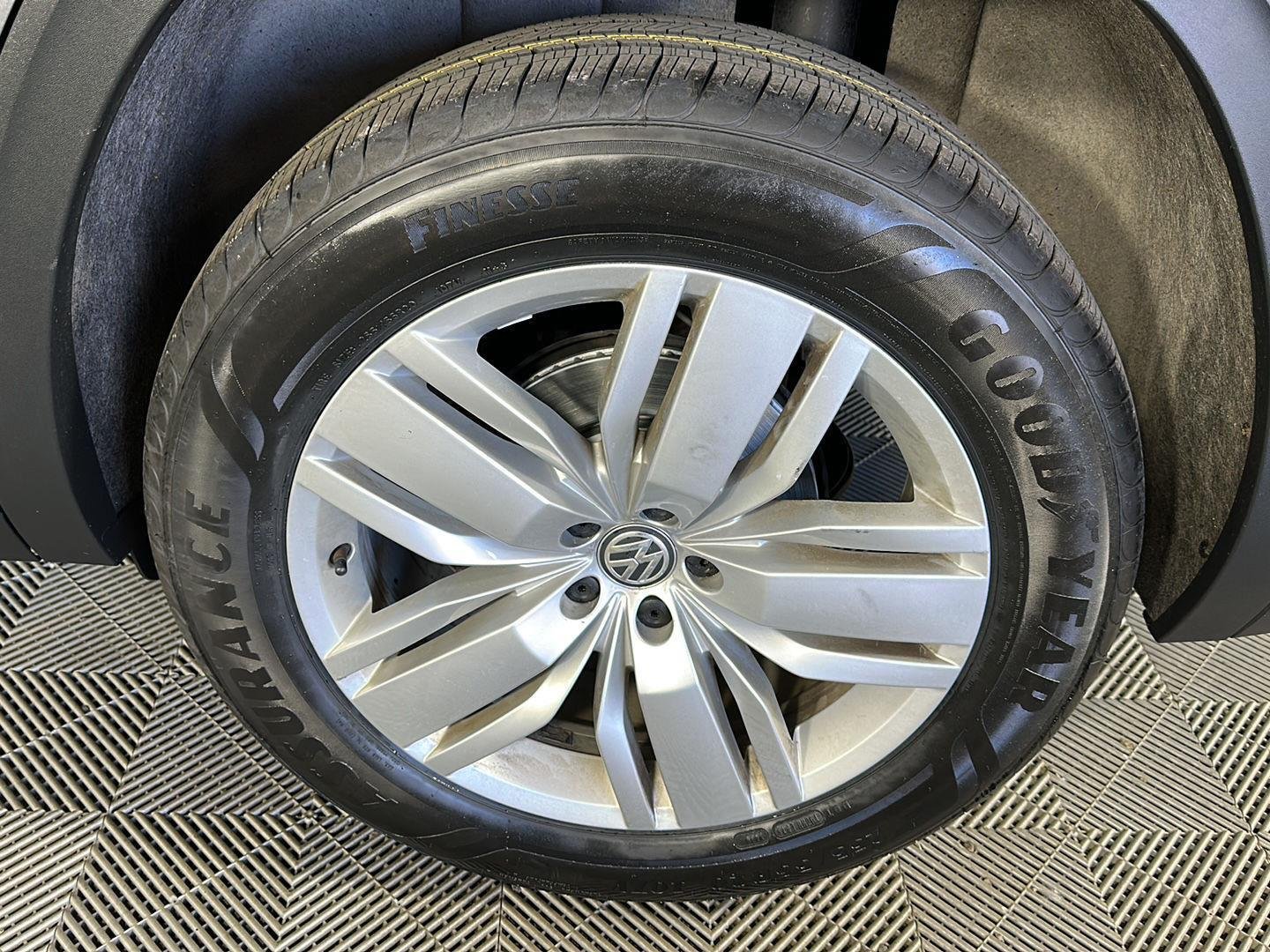 Used 2019 Platinum Gray Metallic Volkswagen 3.6L V6 SE image 9
