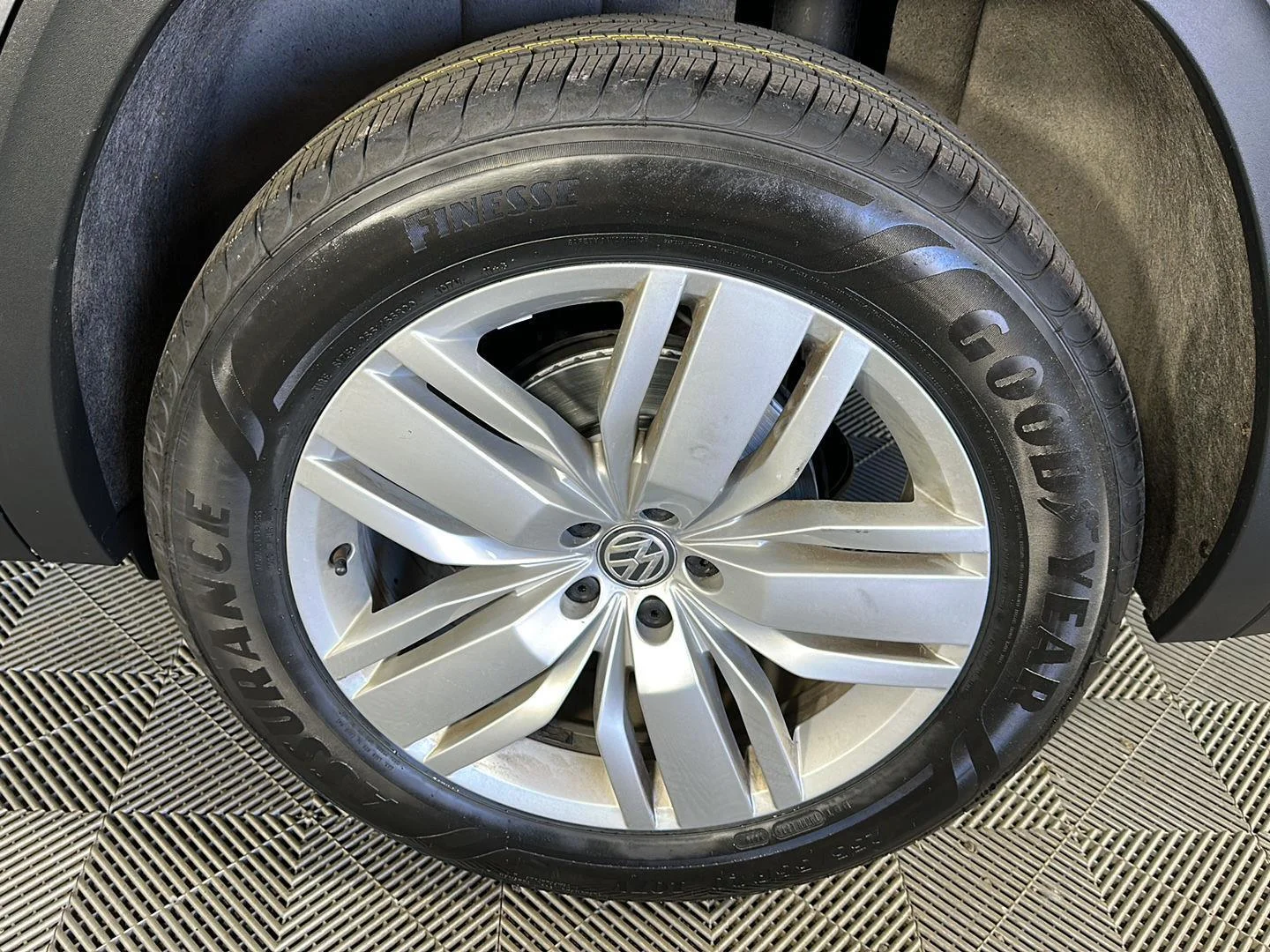 Used 2019 Platinum Gray Metallic Volkswagen 3.6L V6 SE image 9