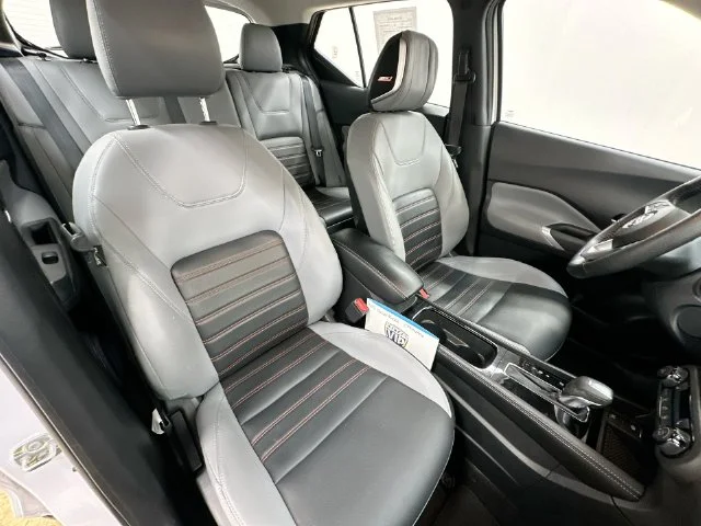 Used 2022 White Nissan SR image 25