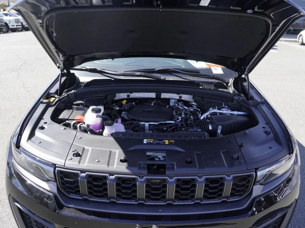 New 2026 Diamond Black Crystal Pearl-Coat Exterior Paint Jeep Laredo Altitude image 29