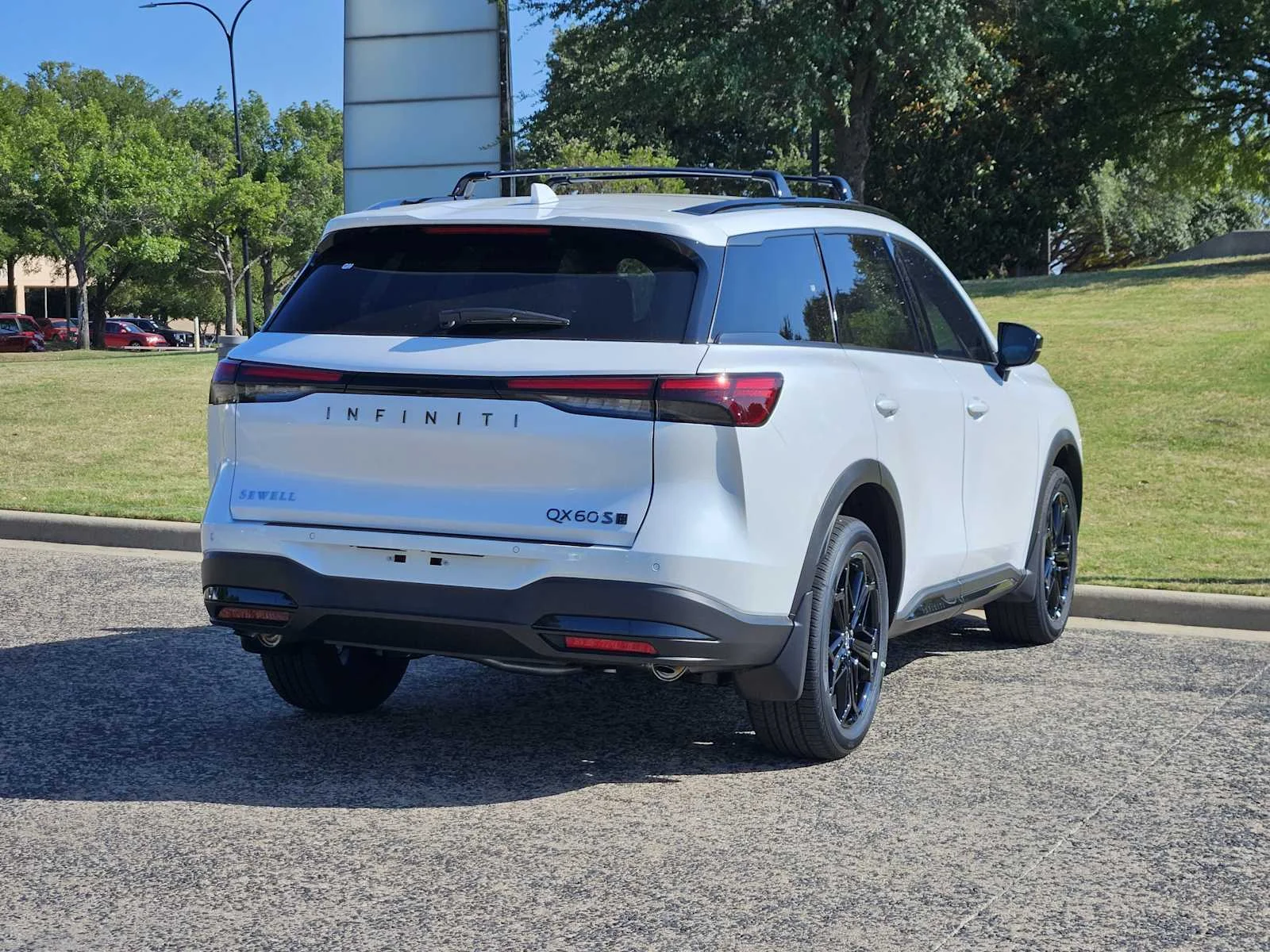 New 2027 RADIANT WHITE INFINITI Sport AWD image 4