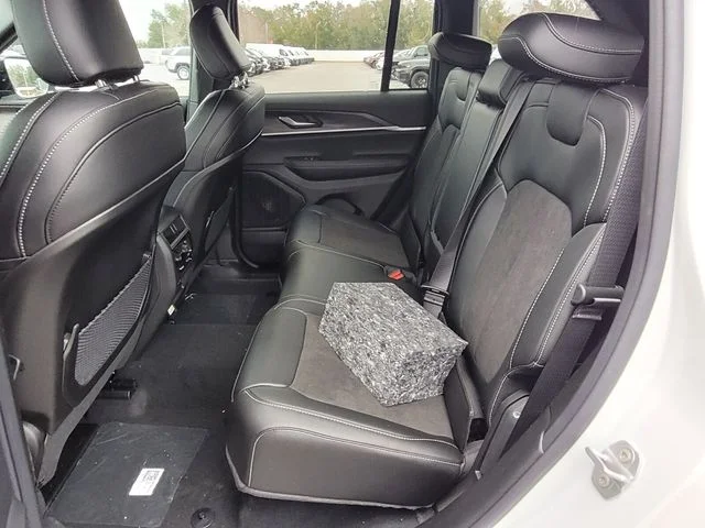 New 2026 Bright White Clear-Coat Exterior Paint Jeep Altitude image 6