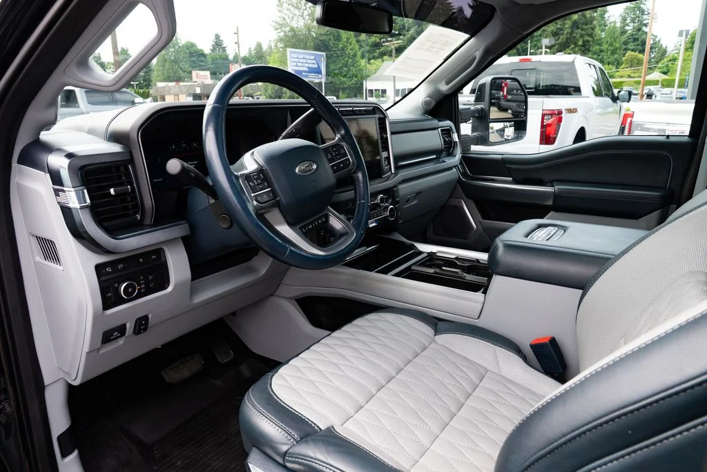 Used 2023  Ford Limited image 21