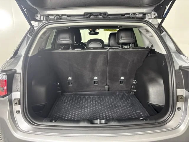 Used 2022  Jeep Latitude Lux image 26
