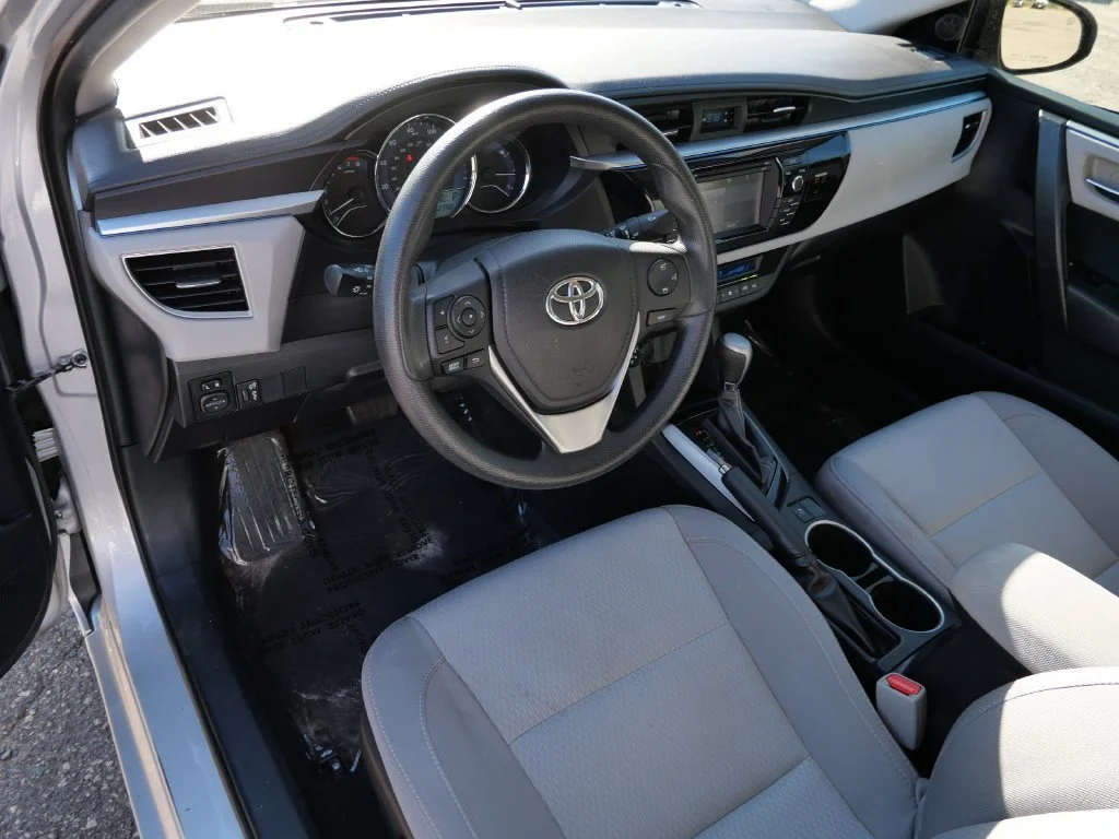 Used 2016 Silver Toyota LE image 3