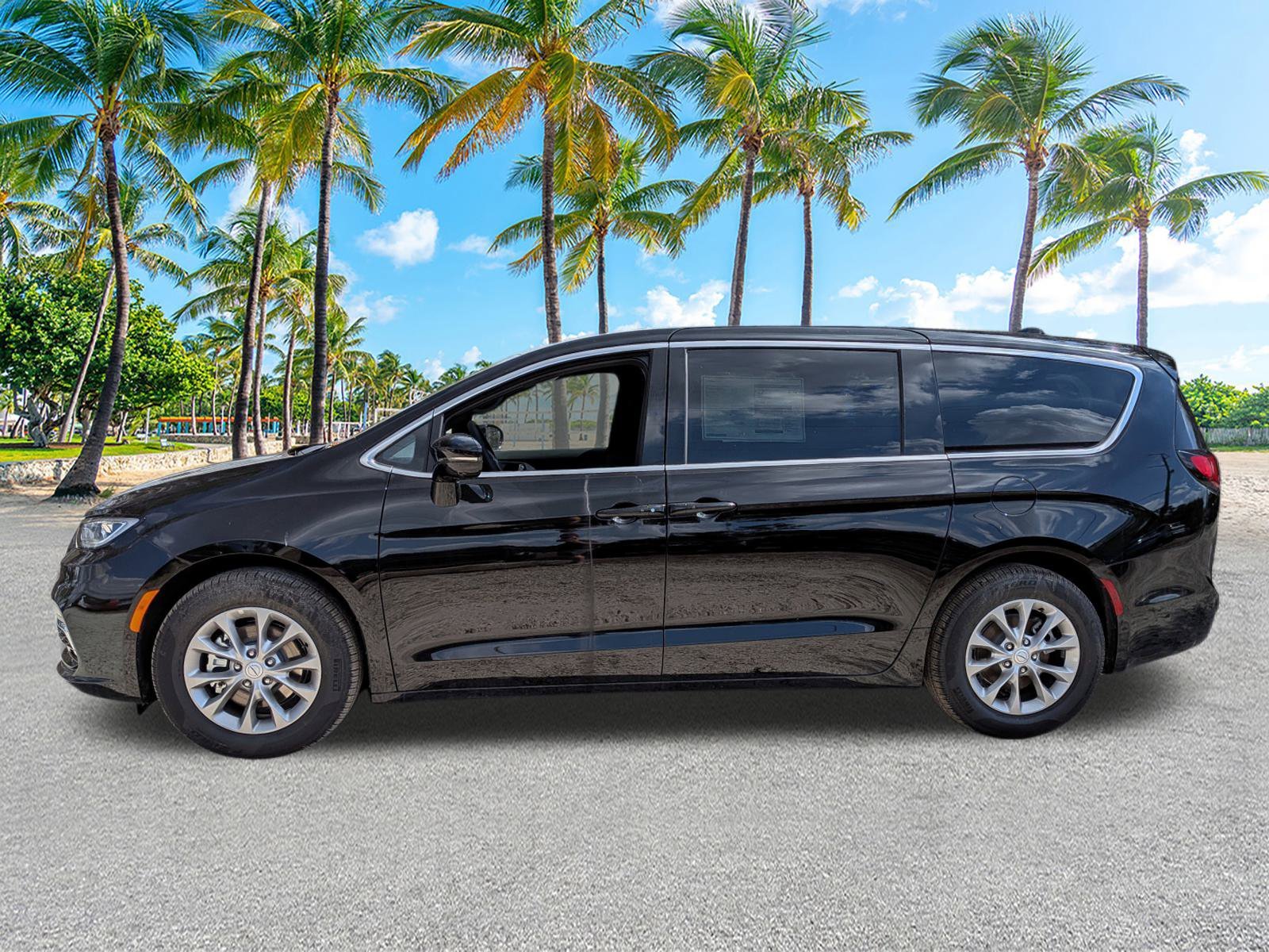 New 2026 Diamond Black Crystal Pearl-Coat Exterior Paint Chrysler Limited image 6