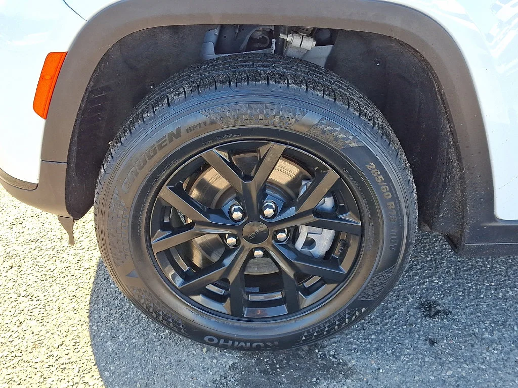 Used 2024 White Jeep Altitude image 29