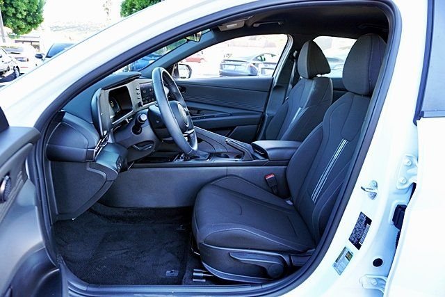 Used 2025 White Hyundai SEL Sport image 12