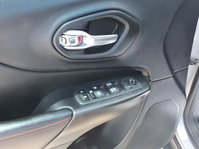 Used 2020 Silver Jeep Trailhawk image 29