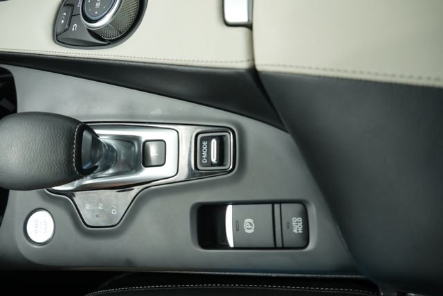 Used 2023 White INFINITI LUXE image 42