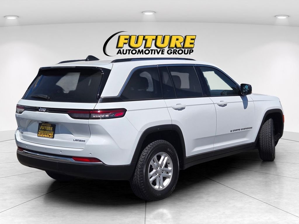 Used 2023 White Jeep Laredo image 4