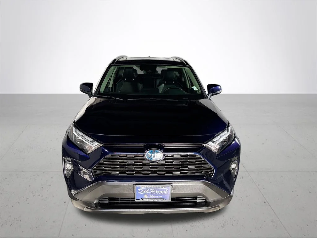 Used 2023  Toyota XLE Premium image 3