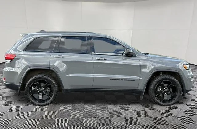 Used 2019 Sting Gray Clearcoat Jeep Laredo image 9