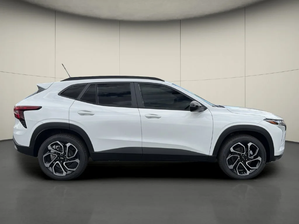 New 2026 Summit White Chevrolet 2RS image 8
