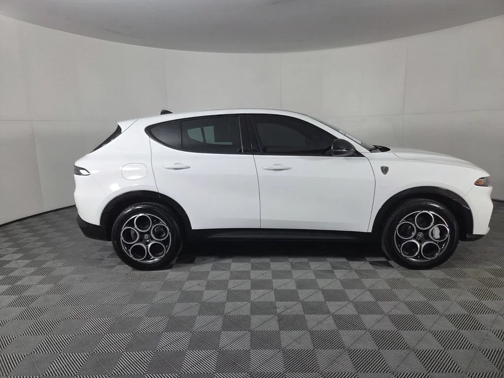 Used 2025 Milano White Alfa Romeo Base image 5