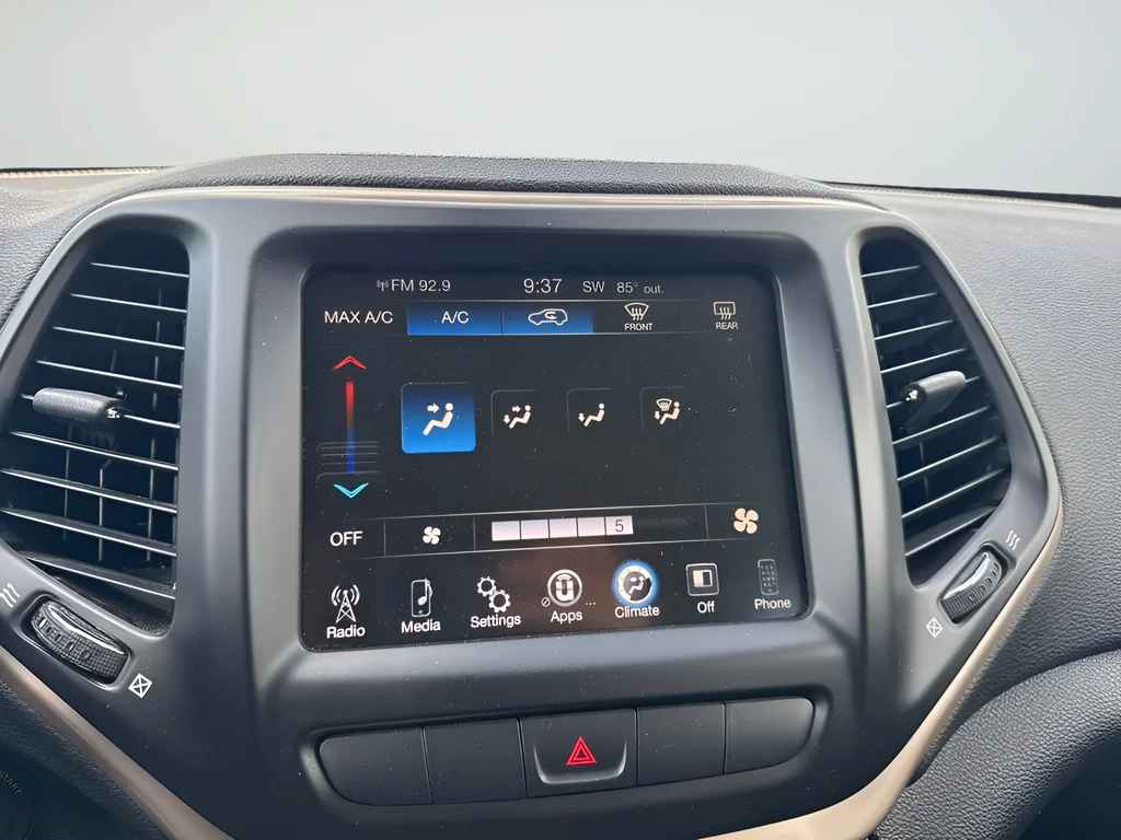 Used 2014 Silver Jeep Latitude image 9
