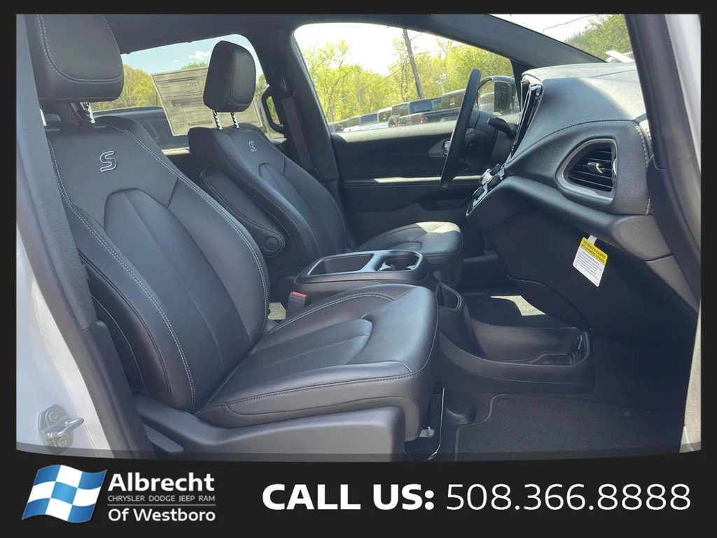 New 2026 Bright White Clear-Coat Exterior Paint Chrysler Select image 17