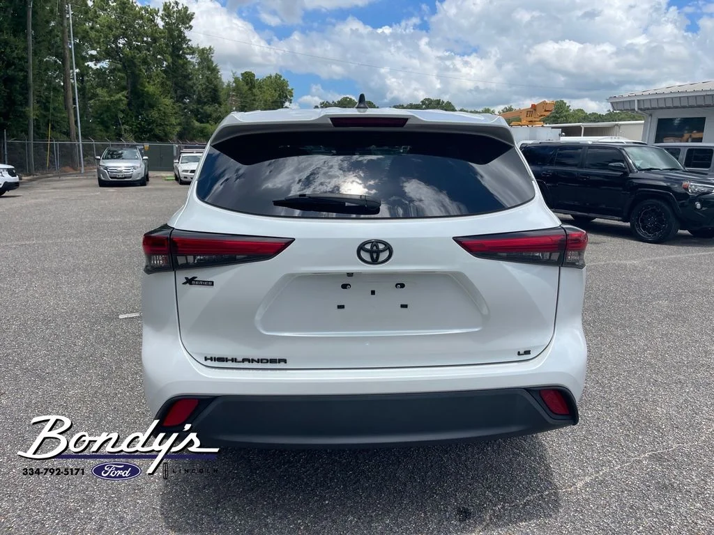 Used 2023 Pearl Toyota LE image 13