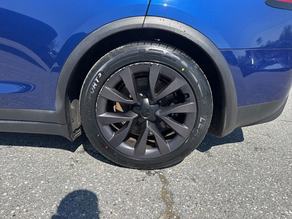 Used 2024  Tesla Base image 32