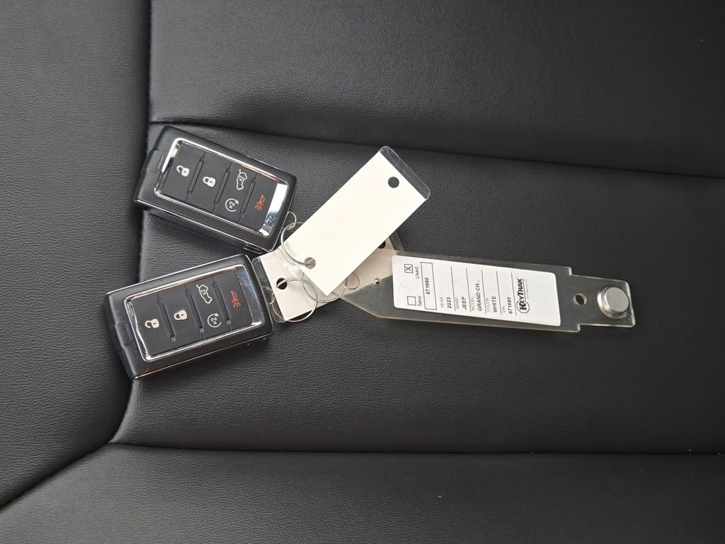 Used 2023 White Jeep Limited image 10