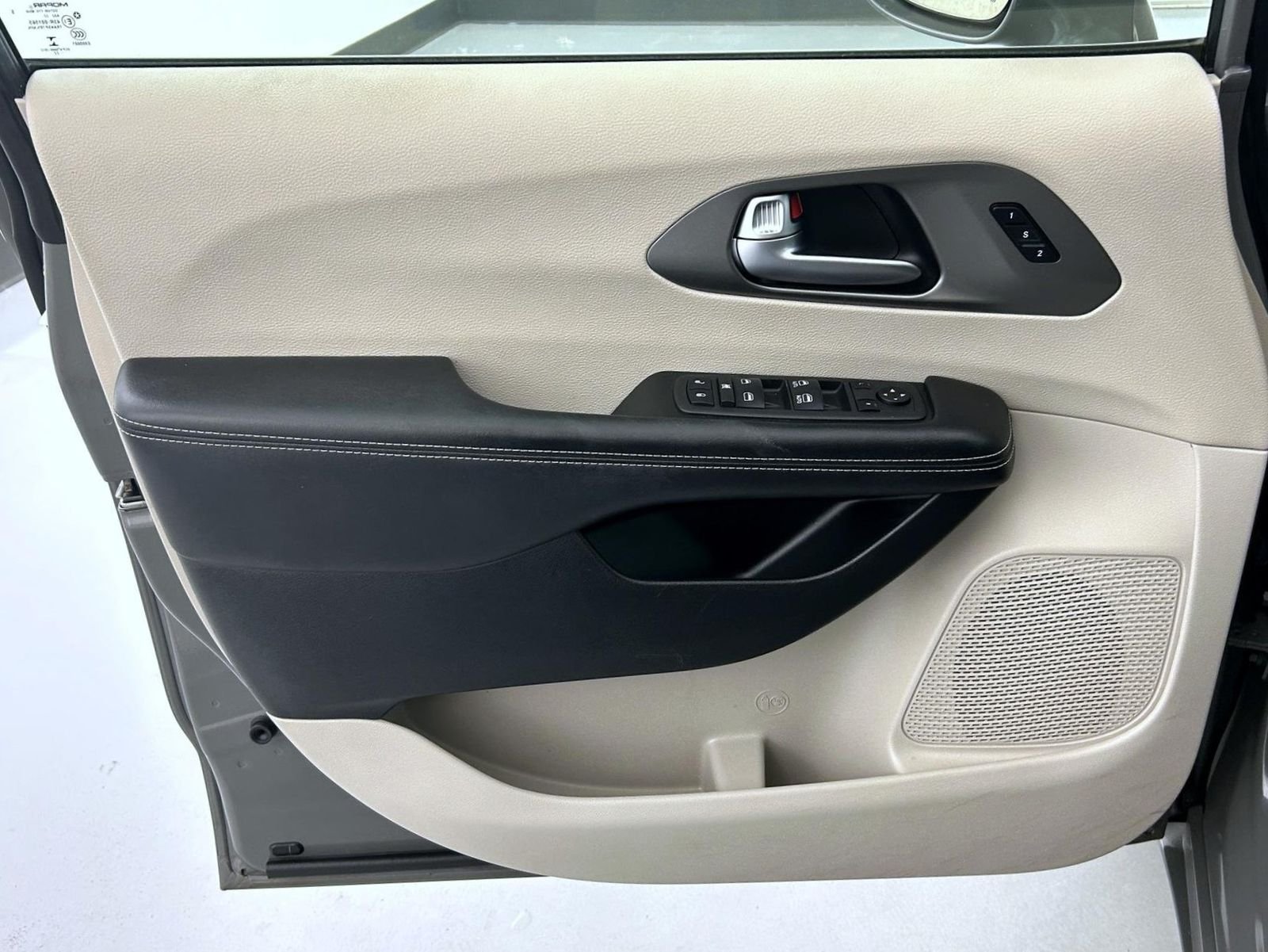 Certified Used 2022 White Chrysler Touring L image 9