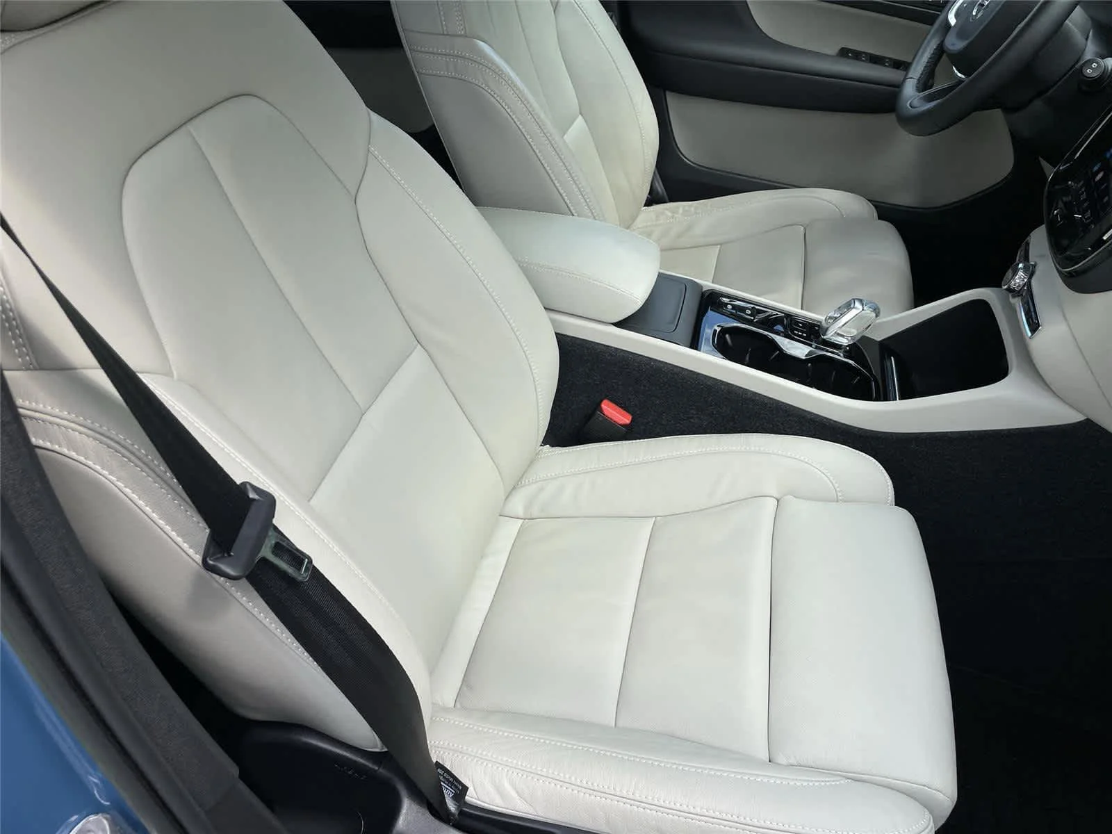 2023 Volvo XC40 Plus - Photo 18