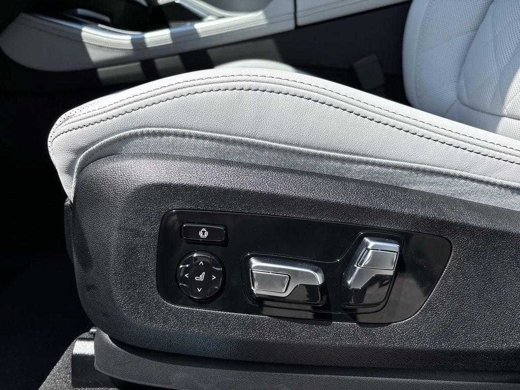 New 2026 Carbon Black Metallic BMW xDrive40i image 14