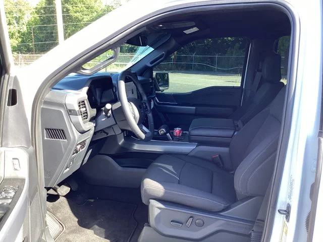 Used 2025 Oxford White Ford XLT image 9