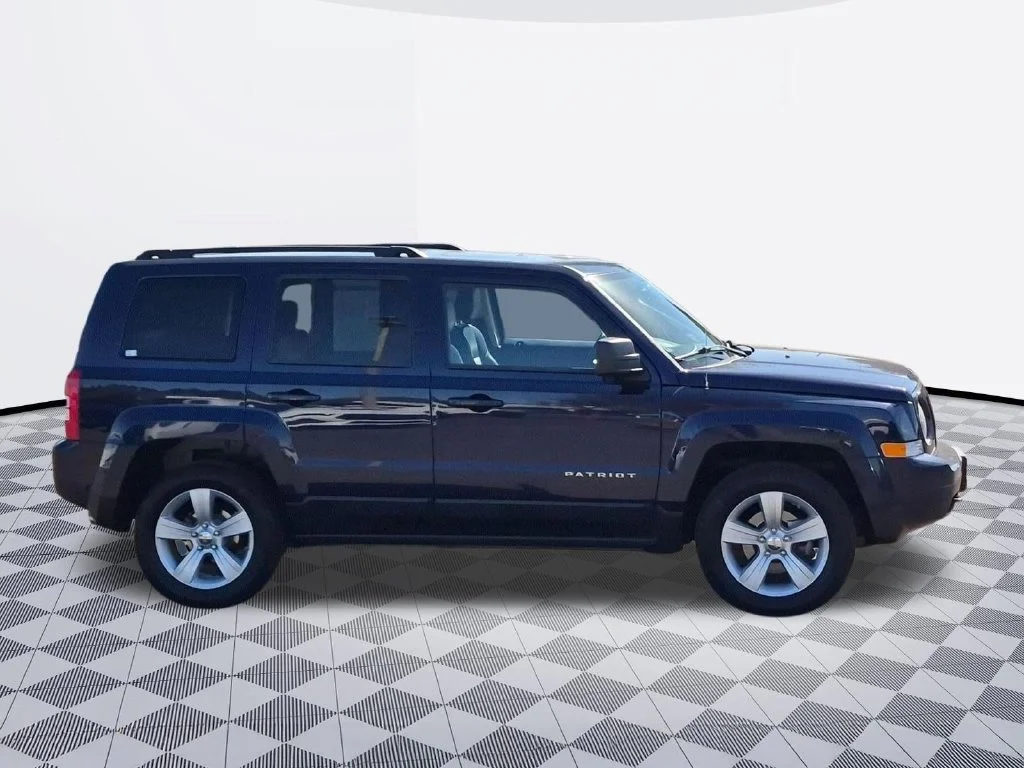 Used 2012 True Blue Pearlcoat Jeep Latitude image 7