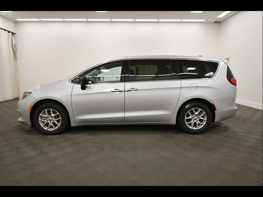 Used 2024 Silver Mist Clear Coat Chrysler LX image 4