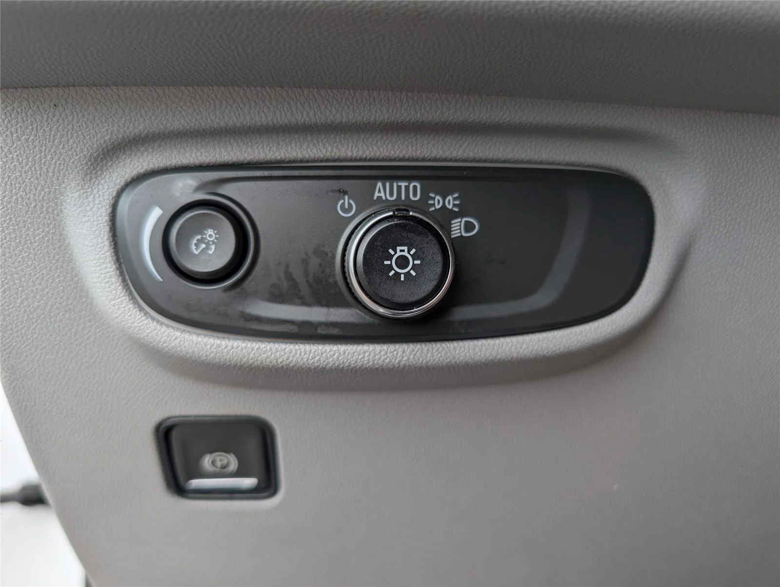 Used 2024 Summit White GMC SLE image 25