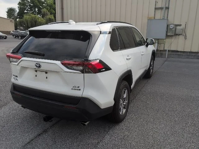 Used 2022 White Toyota XLE image 10