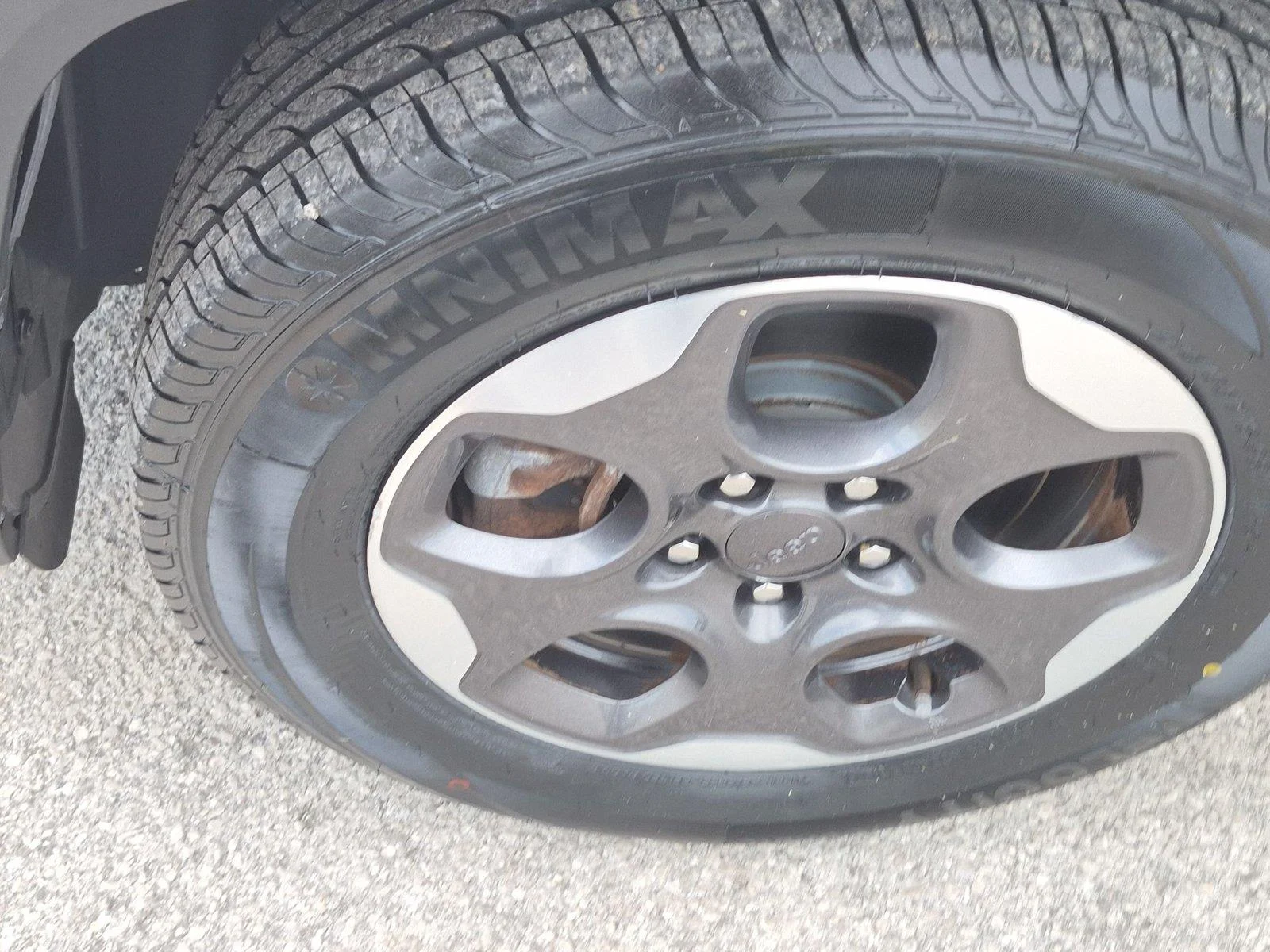 Used 2018 Glacier Metallic Jeep Sport image 10