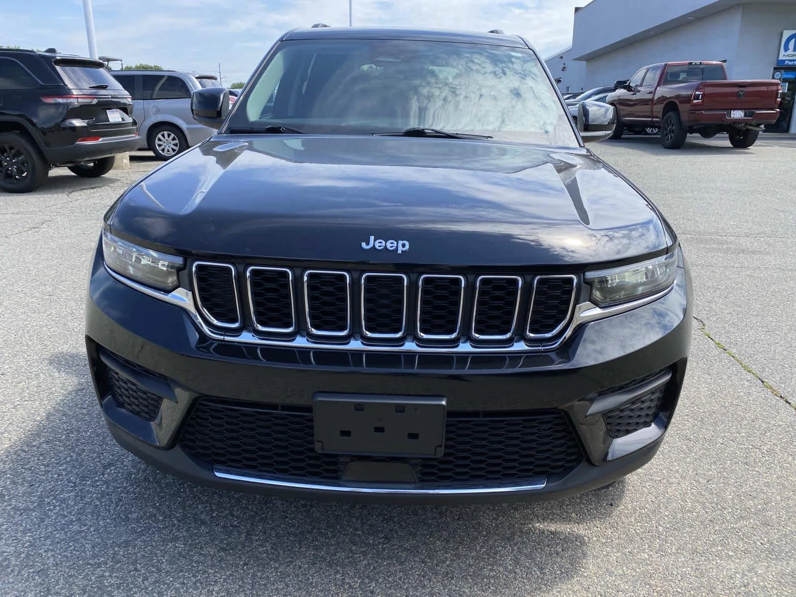 Certified Used 2023 Diamond Black Crystal Pearlcoat Jeep Laredo image 10